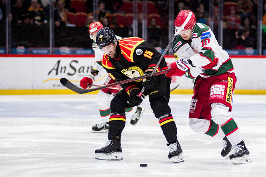 Brynäs Simon Bertilsson och Modos Sampo Ranta