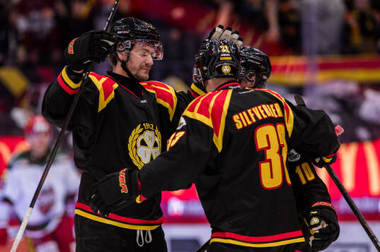 Brynäs Miks Indrasis och Jakob Silfverberg jublar