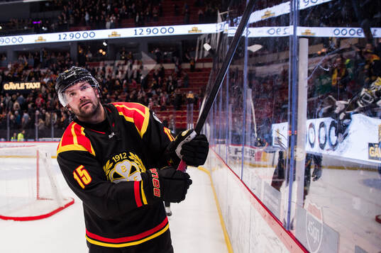 Brynäs Simon Bertilsson jublar