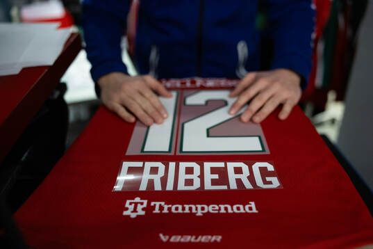 En Frölunda matchtröja trycks med Max Fribergs namn och