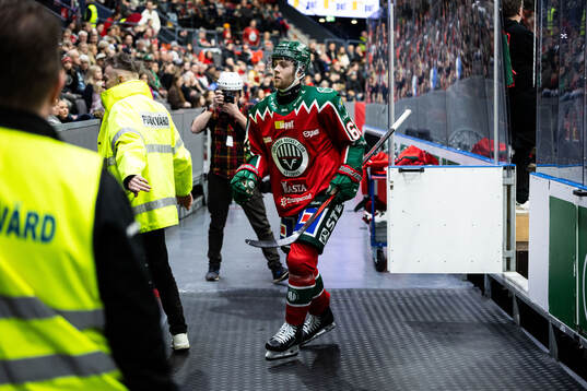 Frölundas Wiktor Nilsson lämnar isen
