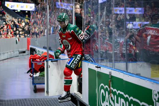 Frölundas Wiktor Nilsson lämnar isen