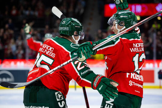 Frölundas Arttu Ruotsalainen jublar ihop med Max Friberg