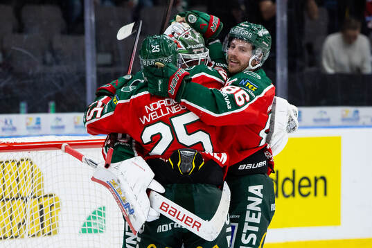 Frölundas målvakt Tobias Normann jublar ihop med Arttu