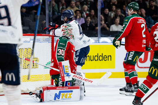 Frölundas målvakt Tobias Normann deppar