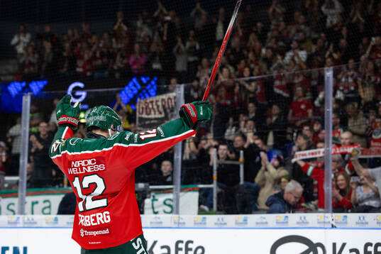 Frölundas Max Friberg jublar och tackar publiken