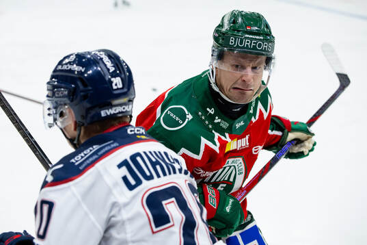 Frölundas Nicklas Lasu tacklar Linköpings Johan Johnsson