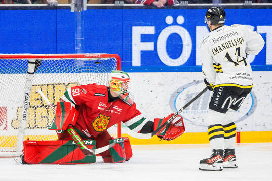 Mora och AIKs Jesper Emanuelsson jublar