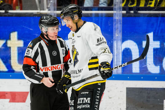 Domare Anders Sandahl och AIKs Oscar Nord