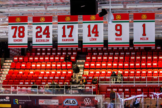 Tröjor hissade i Smidjegrav Arena