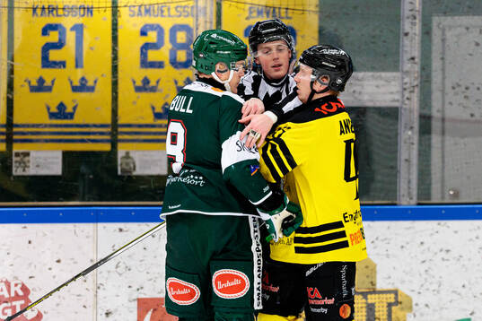 Irriterat mellan Tingsryds Christian Bull och Vimmerbys