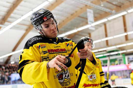 Vimmerbys Oskar Lindgren tejpar klubban