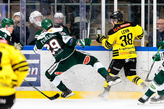 Tingsryds Valdemar Vesterlund tacklas av Vimmerbys Eddie