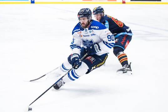 Karlskogas Rikard Olsén och Djurgårdens Hampus Larsson