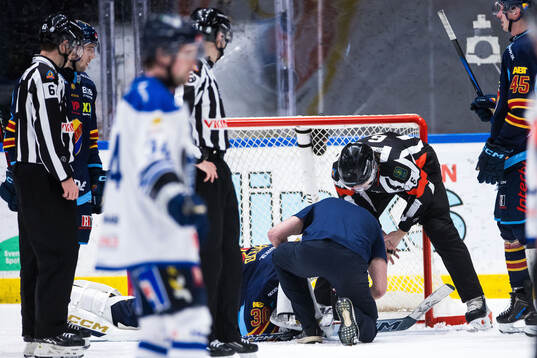 Djurgårdens målvakt Hugo Hävelid får vård