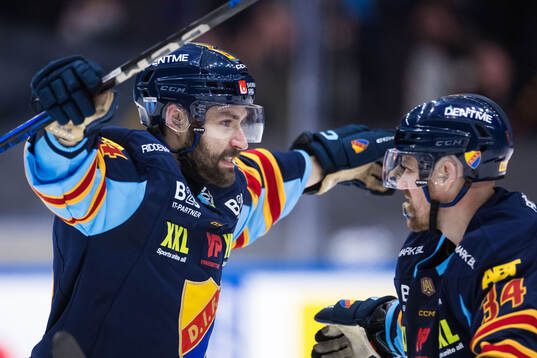 Djurgårdens Ludvig Rensfeldt jublar med Daniel Brodin