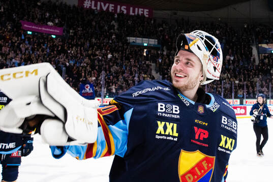 Djurgårdens målvakt Hugo Hävelid jublar