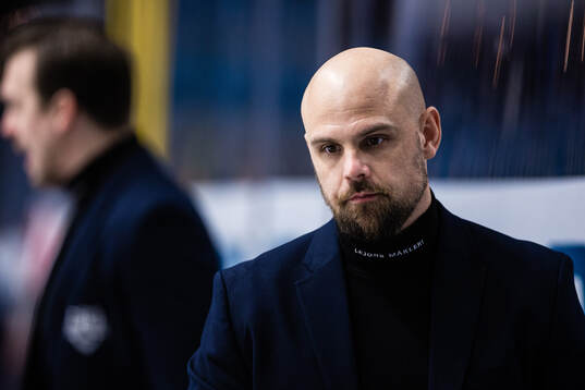 Karlskogas tränare Dennis Hall deppar