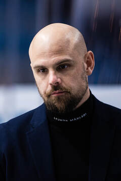 Karlskogas tränare Dennis Hall deppar