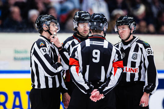linjedomare Joakim Nordberg, domare Robin Jacobsson, domare