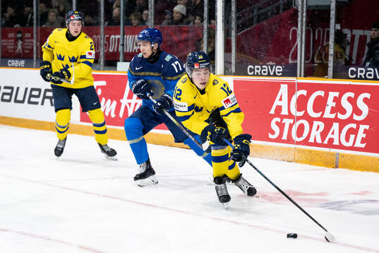 Aslan Zhussupbekov of Kazakhstan and Isac Hedqvist of Sweden