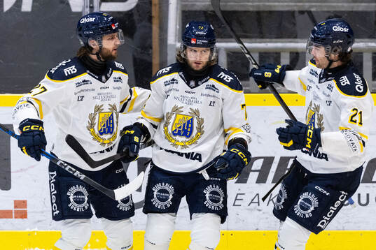 Södertäljes Nicolai Meyer jublar med Daniel Norbe och