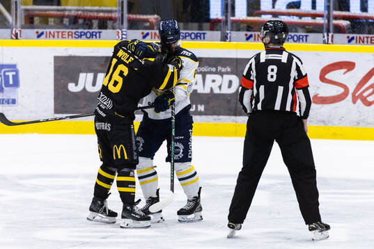 Västerås Noah Wolf och Södertäljes Olli Vainio