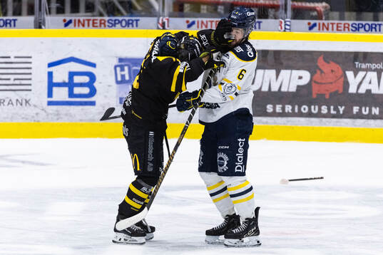 Västerås Noah Wolf och Södertäljes Olli Vainio