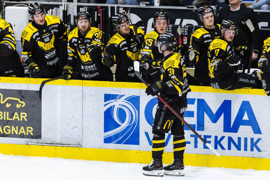 Västerås Elias Ekström jublar