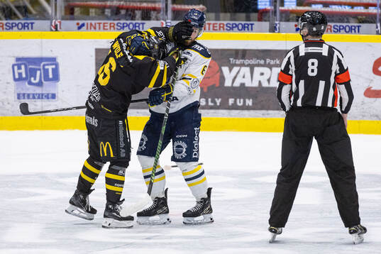 Västerås Noah Wolf och Södertäljes Olli Vainio
