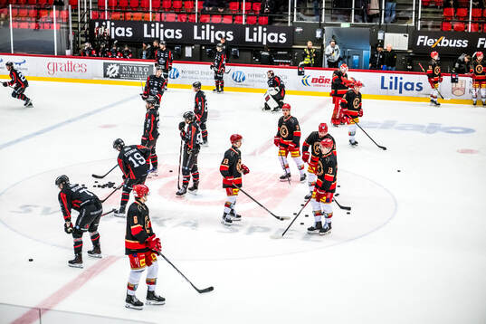 Nybros och Kalmars spelare värmer upp