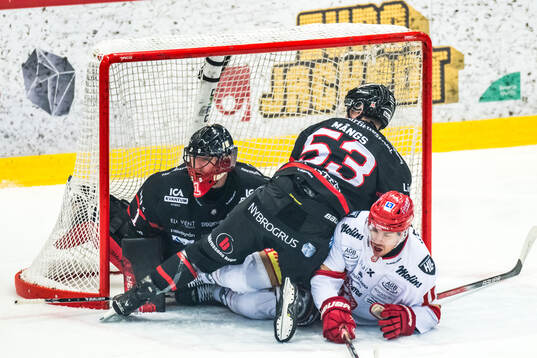 Nybros målvakt Tex Williamsson och Jesper Mångs och