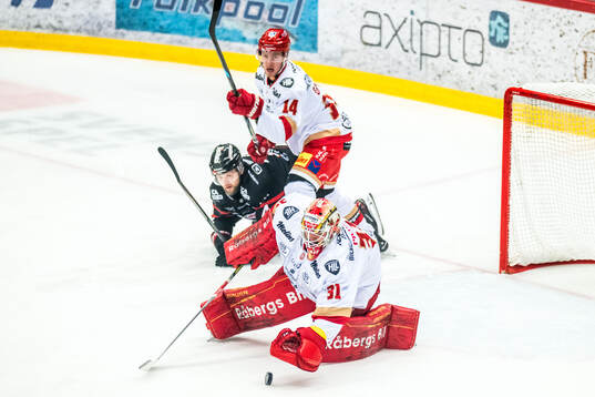 Kalmars Fredrik Granberg och målvakt Blake Pietila