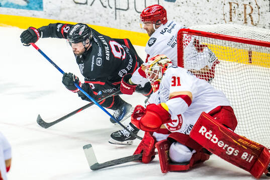 Nybros Eero Savilahti och Kalmars målvakt Blake Pietila