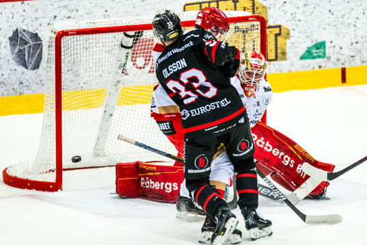 Nybros Felix Olsson och Kalmars målvakt Blake Pietila