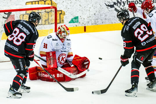 Nybros Maksim Semjonov och Kalmars målvakt Blake Pietila