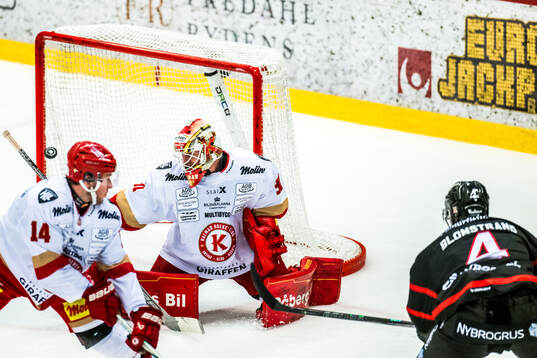 Kalmars Fredrik Granberg och målvakt Blake Pietila och