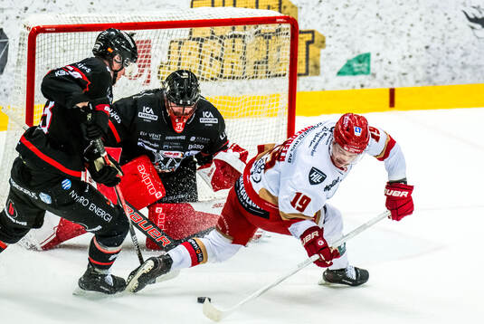 Nybros Jesper Mångs och målvakt Tex Williamsson och