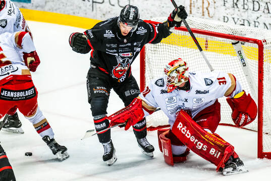 Nybros Louis Boudon och Kalmars målvakt Blake Pietila