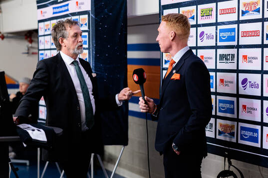 TV4s Åke Unger intervjuar Växjös tränare Jörgen