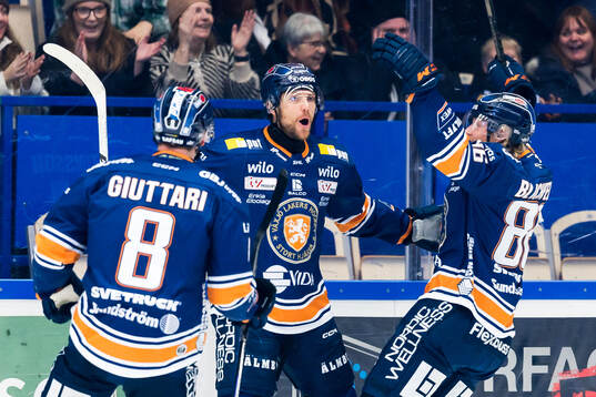 Växjös Eric Martinsson jublar med Joachim Blichfeld