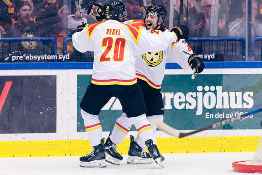 Brynäs Tyler Vesel och Brynäs Bobby Trivigno jublar