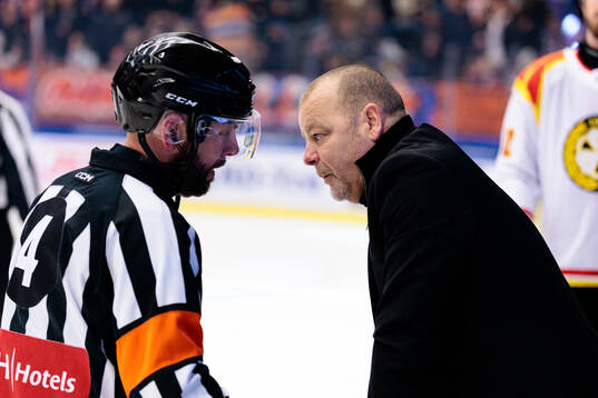 Domare Marcus Linde pratar med Brynäs tränare Niklas