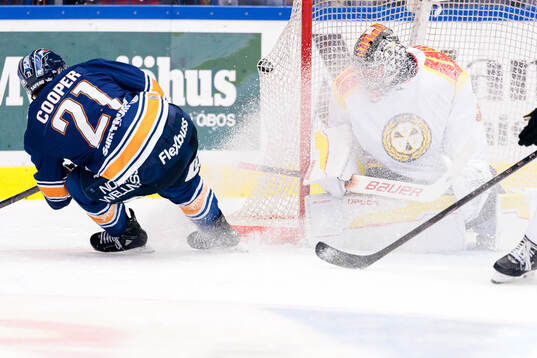 Växjös Brian Cooper gör mål 2-2 bakom Brynäs målvakt