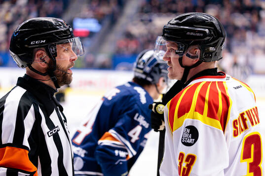 Domare Marcus Linde och Brynäs Jakob Silfverberg