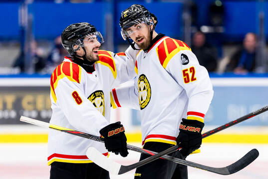 Brynäs Bobby Trivigno och Jack Kopacka jublar