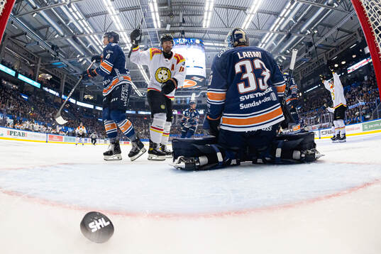 Brynäs Anton Rödin jublar och Växjös Keegan Lowe och
