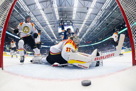 Brynäs Johannes Kinnvall och målvakt Ludvig Persson