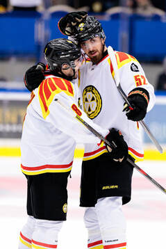 Brynäs Bobby Trivigno och Jack Kopacka jublar