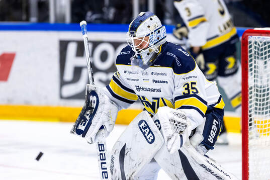 HV71s målvakt Olof Glifford på uppvärmningen